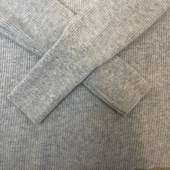 Sundance Light Gray v-neck, long sleeve cashmere sweater size M Like new - Picture 2 of 8